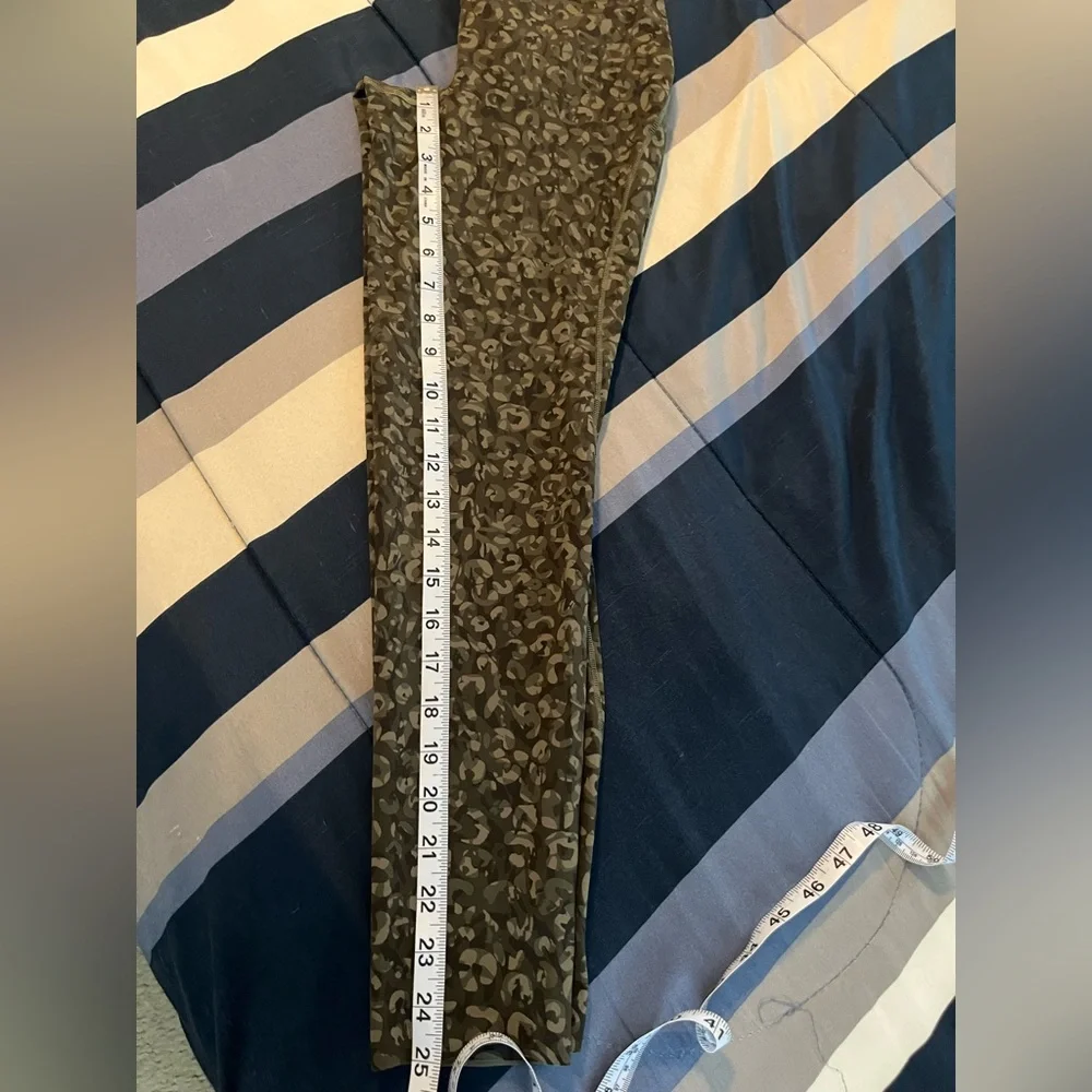 🍋LIKE NEW Lululemon Base Pace HR Tight 25" - Intertwined Camo Medium Olive - 6 - Picture 13 of 14